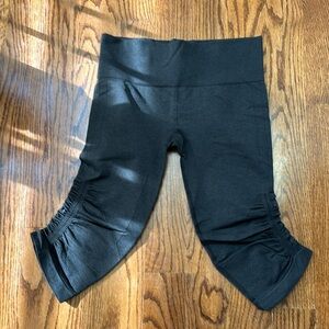 Lululemon cropped leggings with ruching, size 8